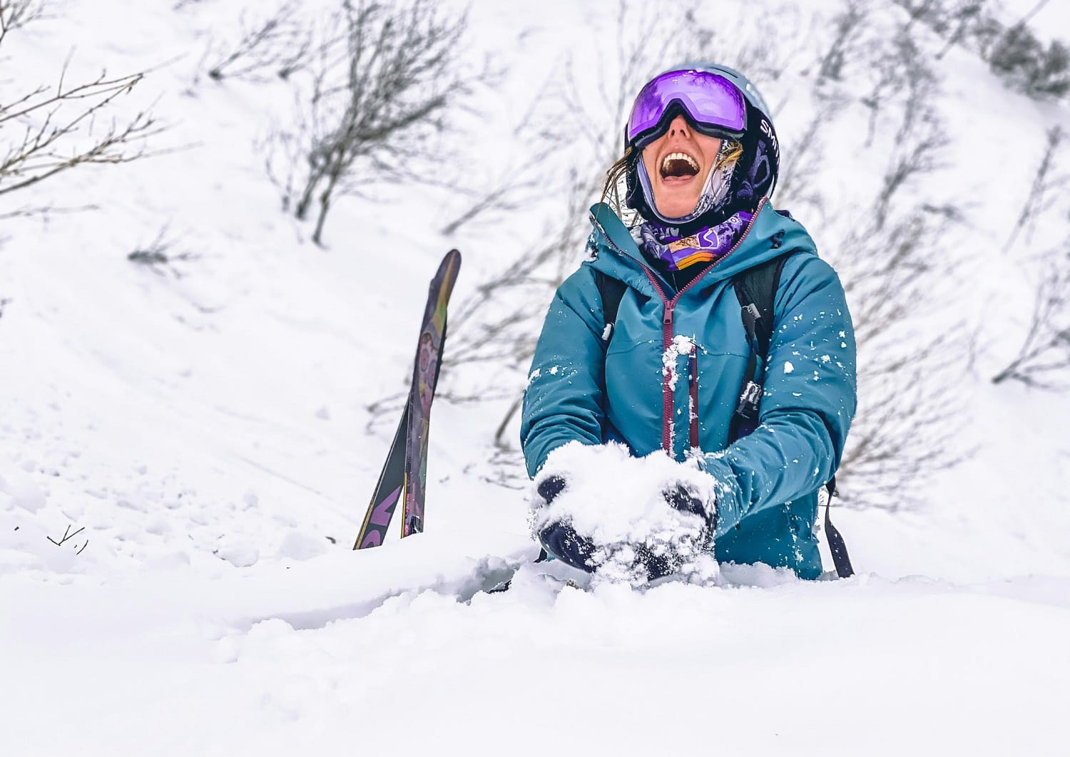 Donna che si gode la neve a Niseko, Hokkaido