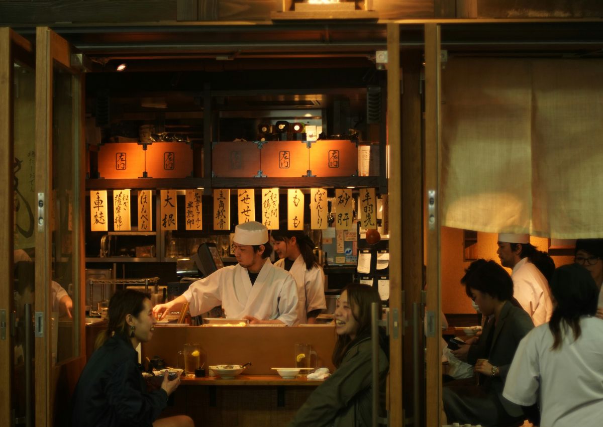 Ragazze in un izakaya locale, Osaka, Giappone