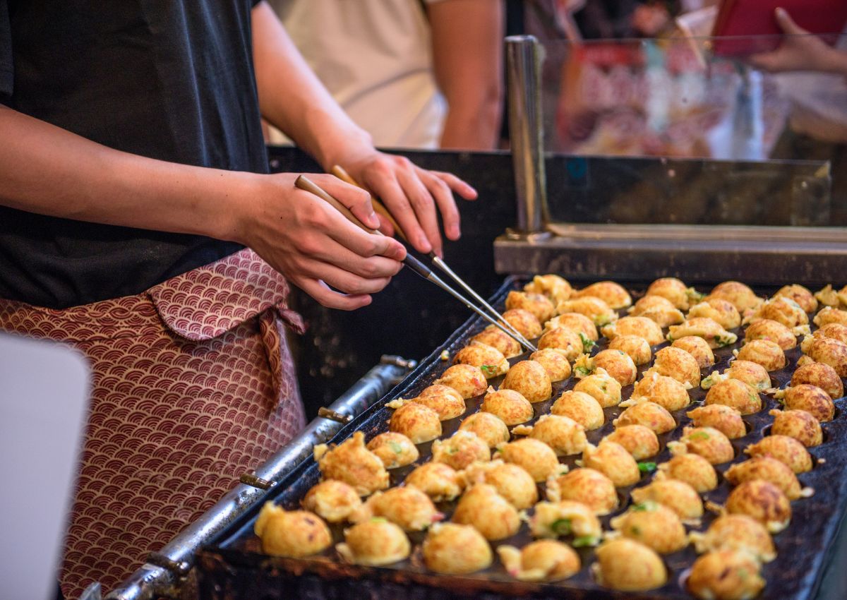 Uno yatai che vende takoyaki