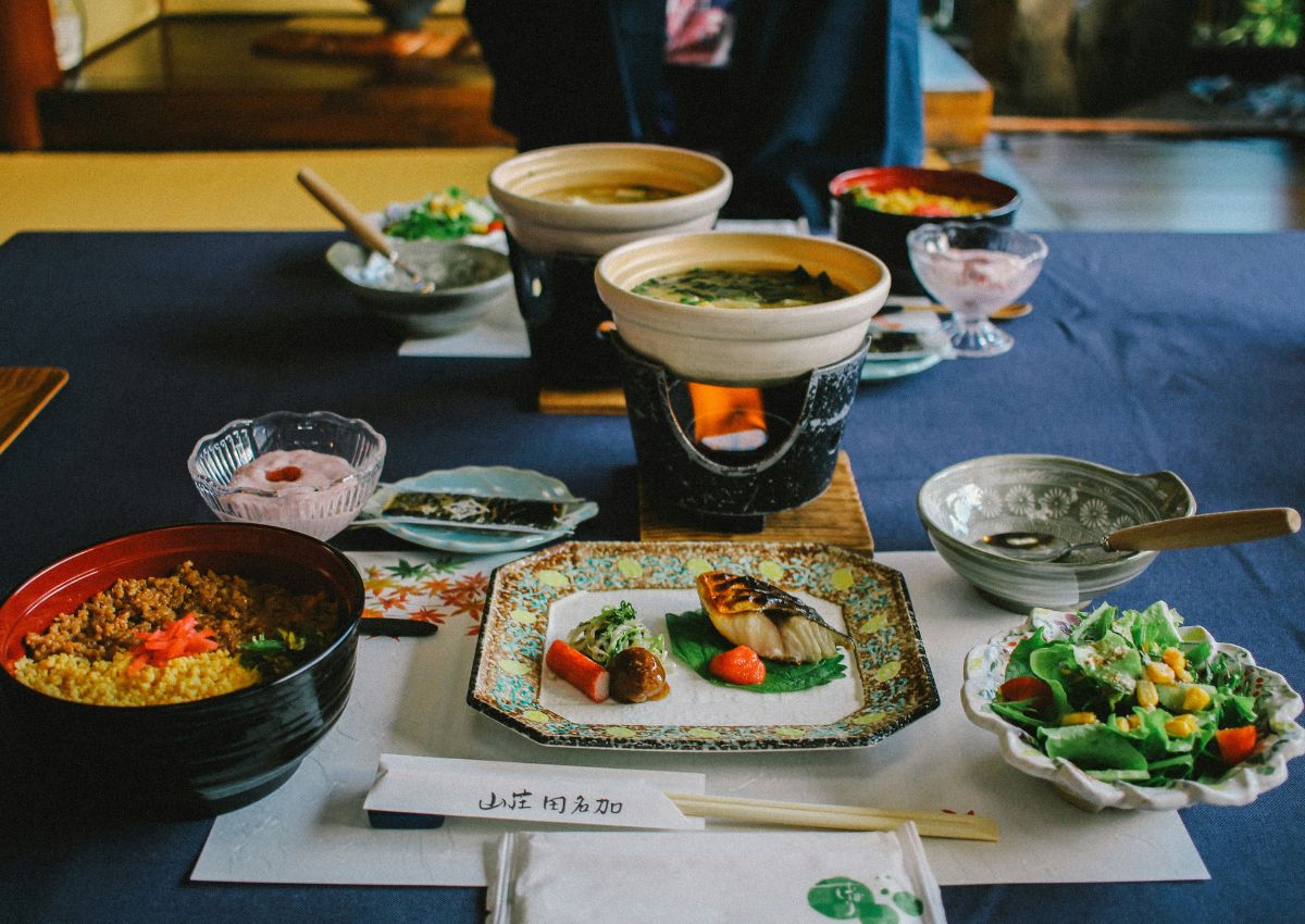 Colazione tradizionale giapponese servita in un ryokan