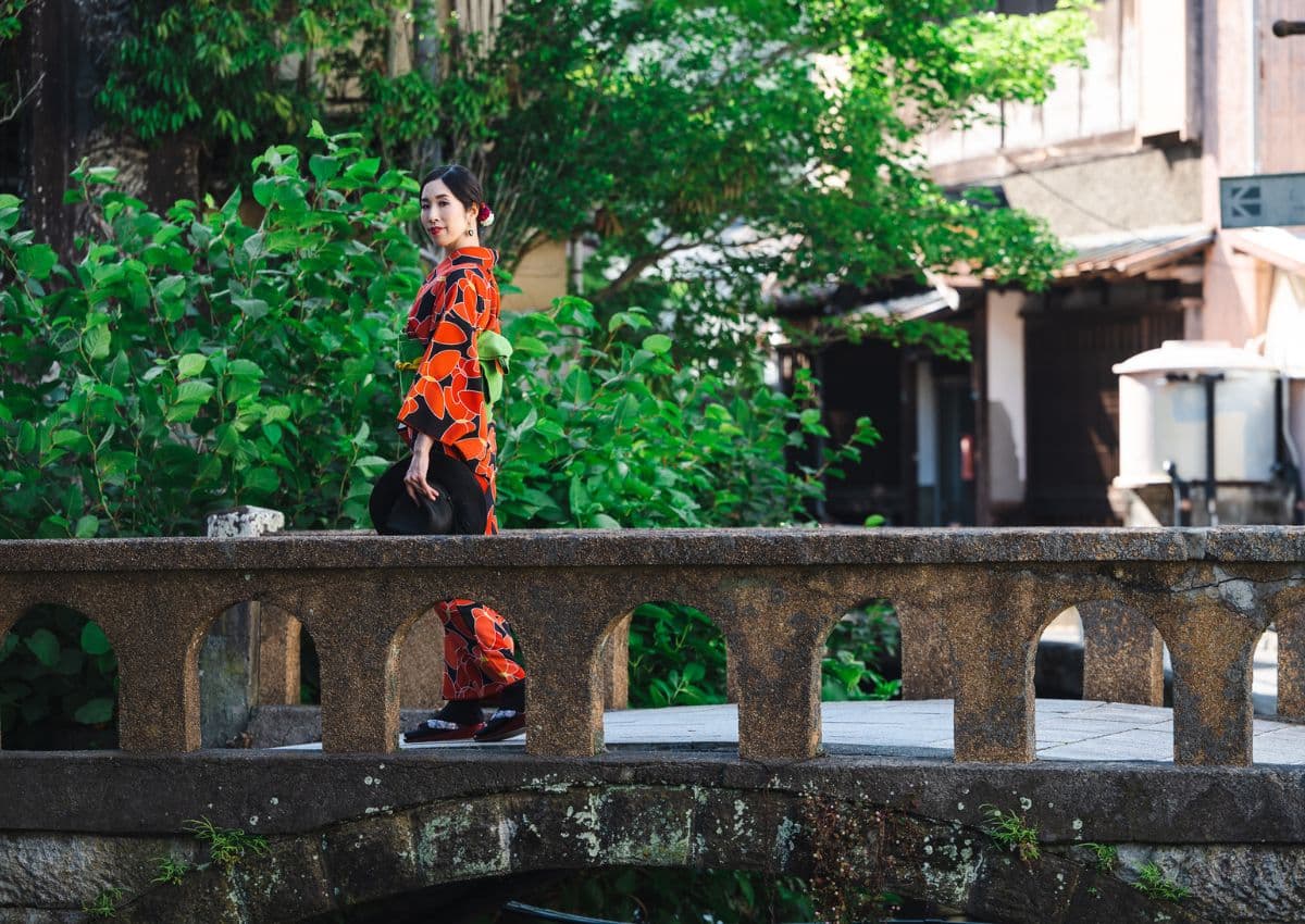 Donna in kimono su un ponte nel Giappone rurale