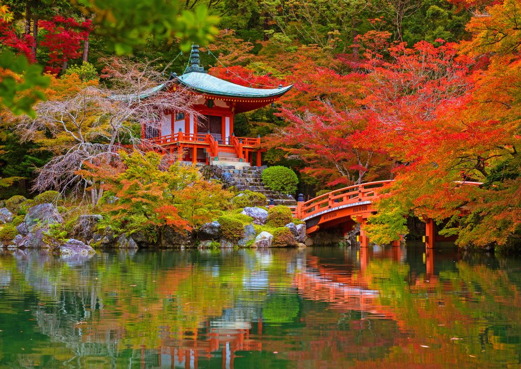 Il tempio Daigo-ji incorniciato da foglie d’acero in autunno, Kyoto, Giappone