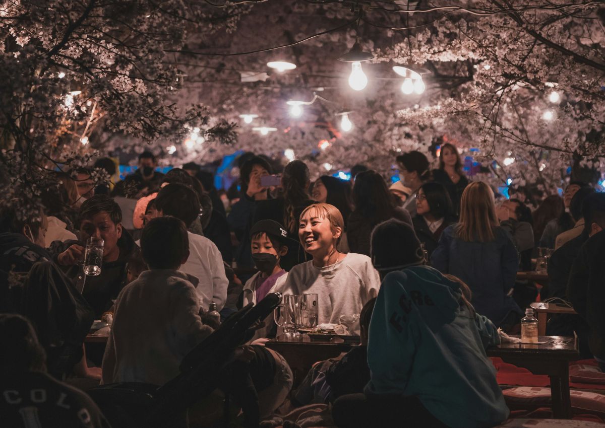 Gruppo di persone durante una celebrazione dell’hanami a Kyoto, in Giappone