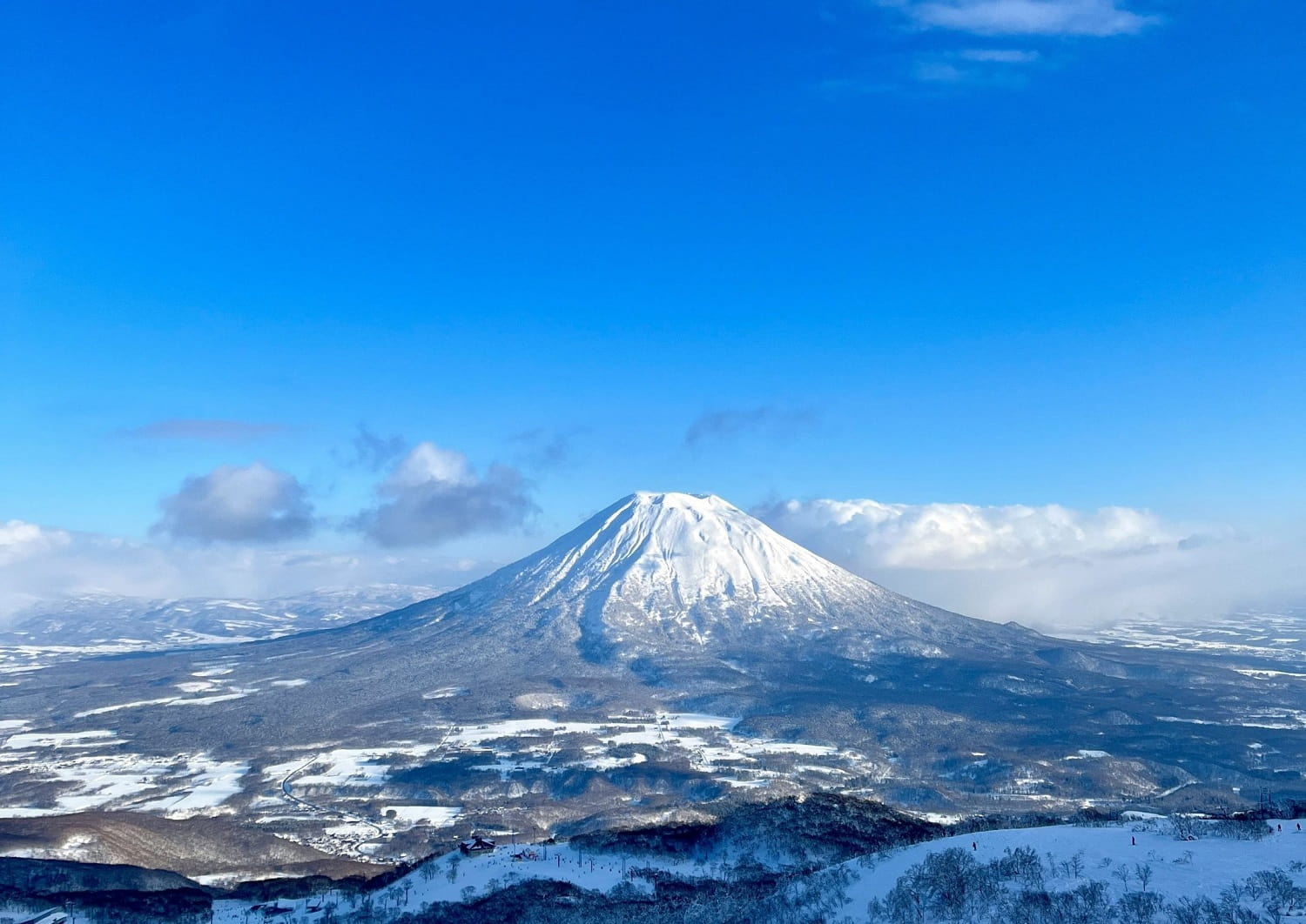 Il monte Yotei visto da Niseko in una giornata di sole, Hokkaido, Giappone