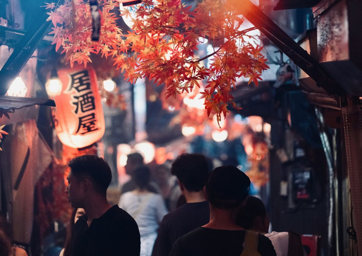 Serata in una strada piena di izakaya, Tokyo