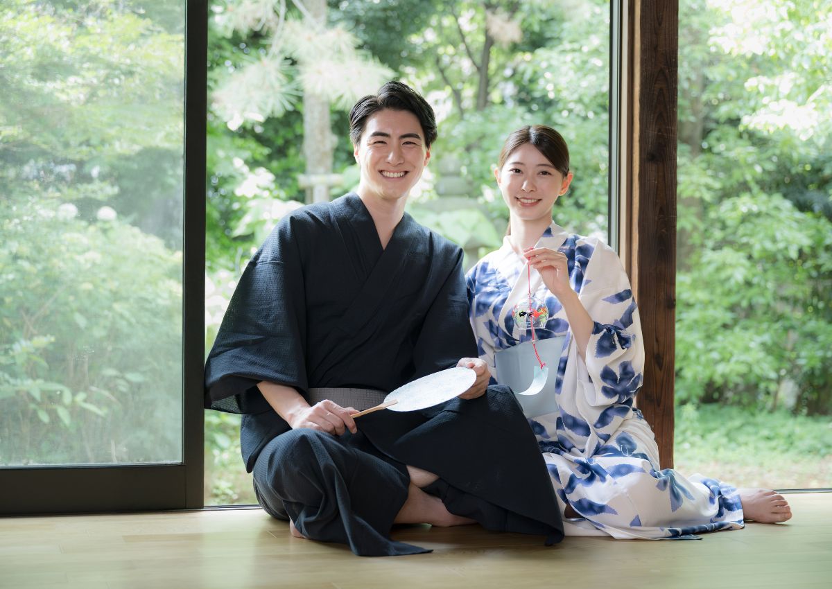 Coppia con yukata in una camera tradizionale di ryokan