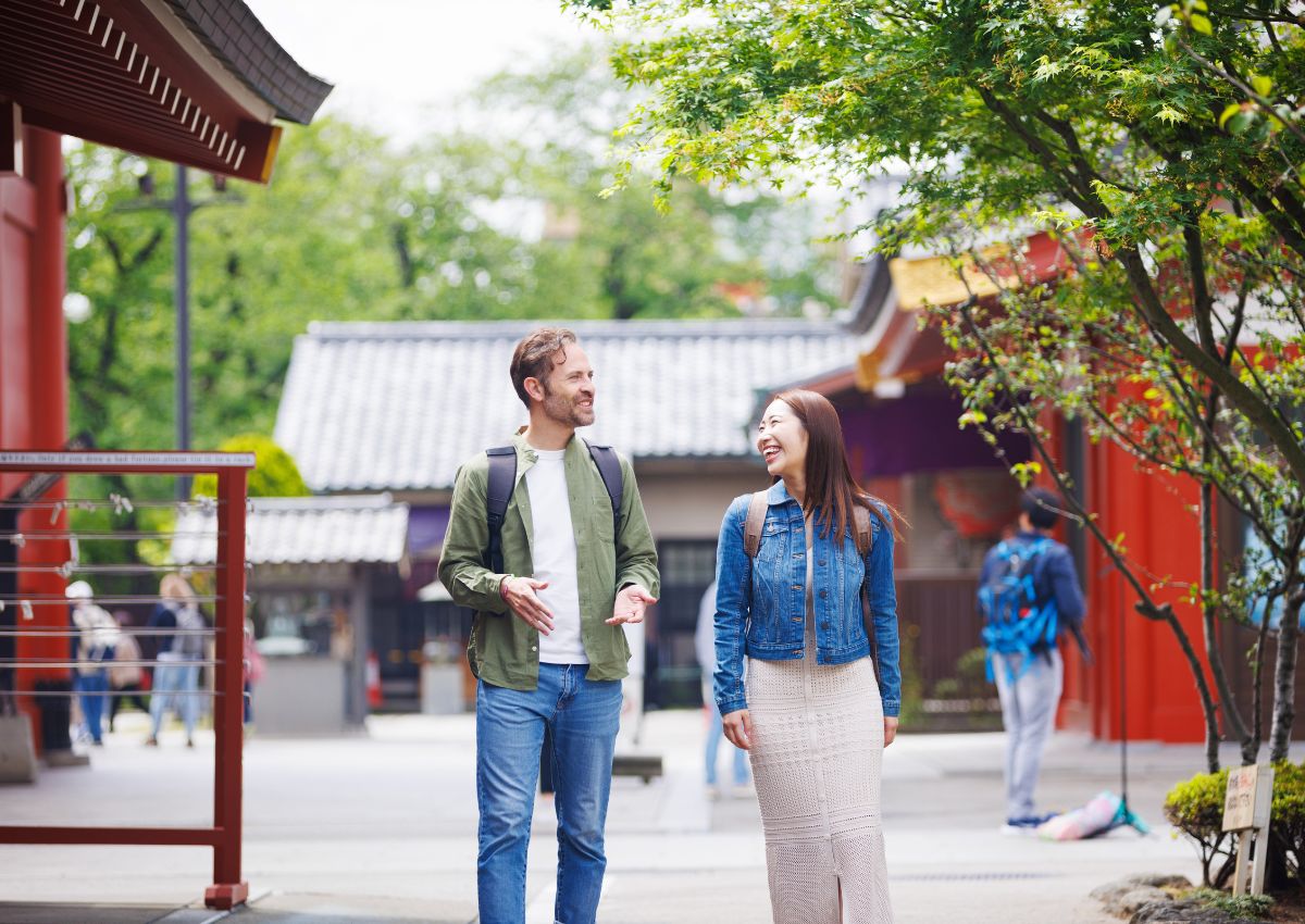 Turisti nel quartiere di Asakusa, a Tokyo, in Giappone