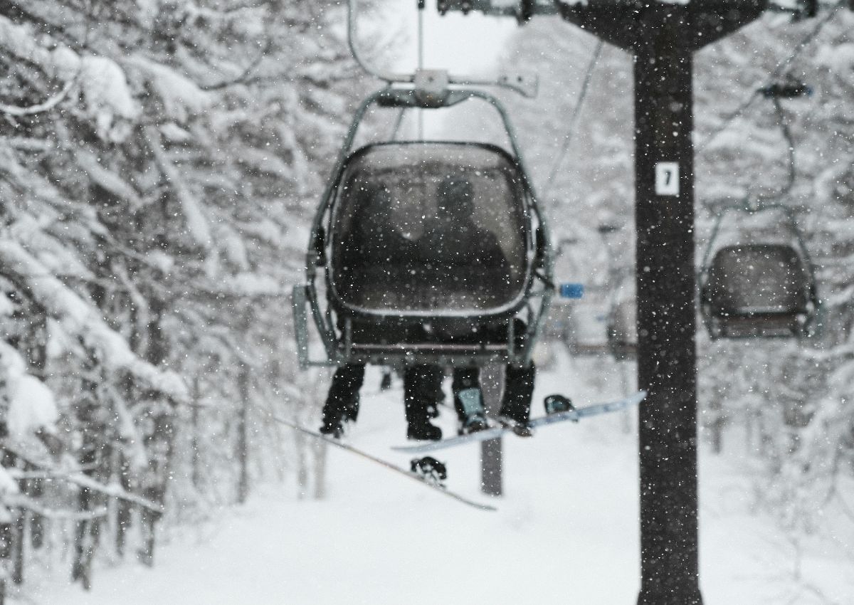 Snowboarder nella stazione sciistica di Hakuba, Giappone