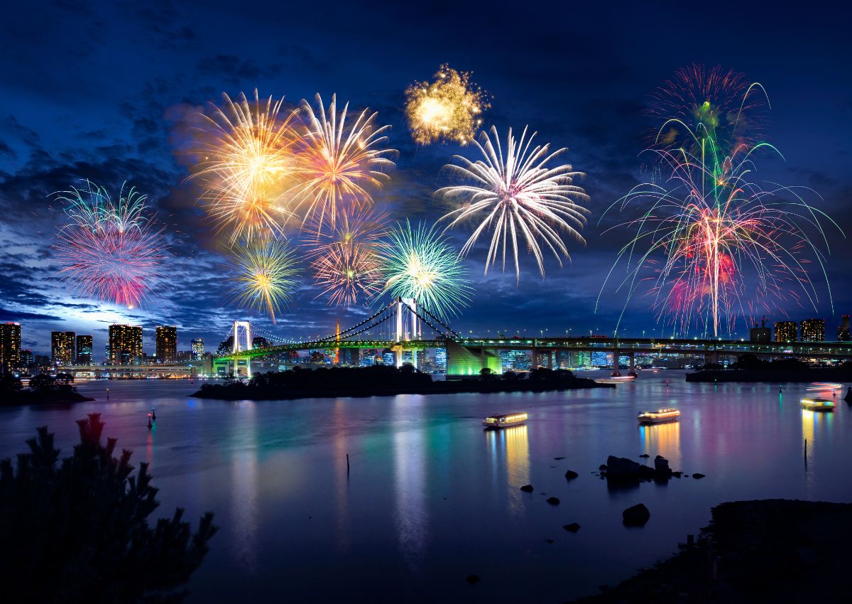 Vista dei grattacieli di Tokyo durante i fuochi d’artificio