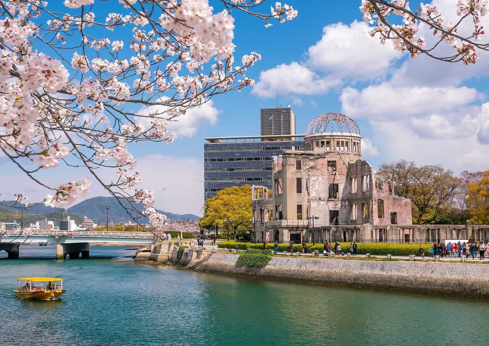 Cupola della bomba atomica di Hiroshima incorniciata dai ciliegi in fiore