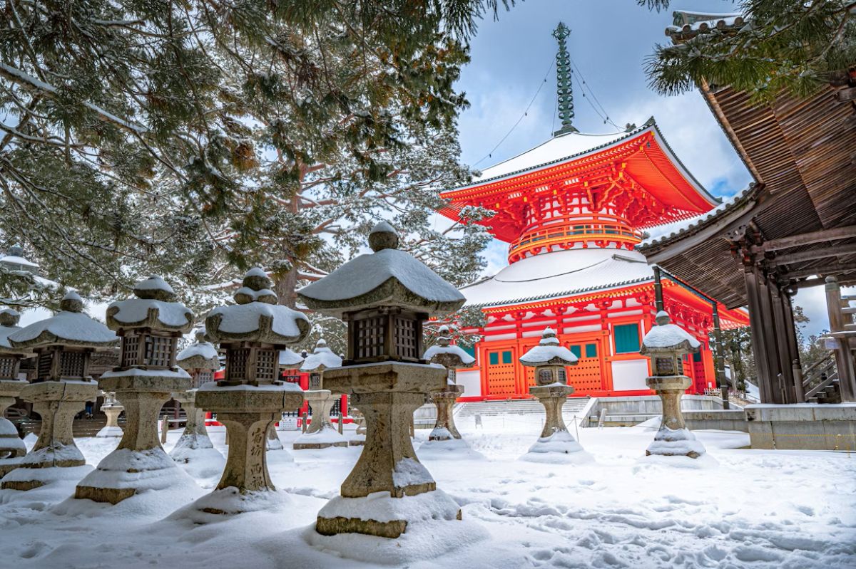 Scenario innevato sul Monte Koya, prefettura di Wakayama, Giappone
