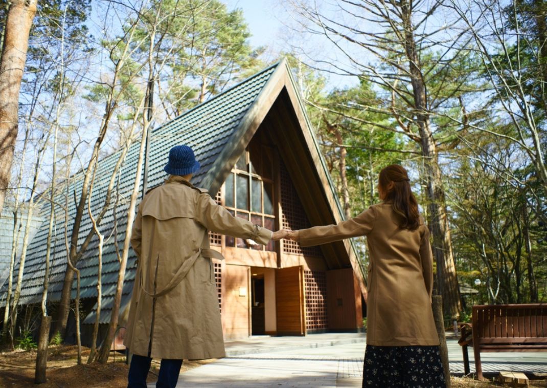 Una coppia davanti alla famosa chiesa di Kogen di Karuizawa.