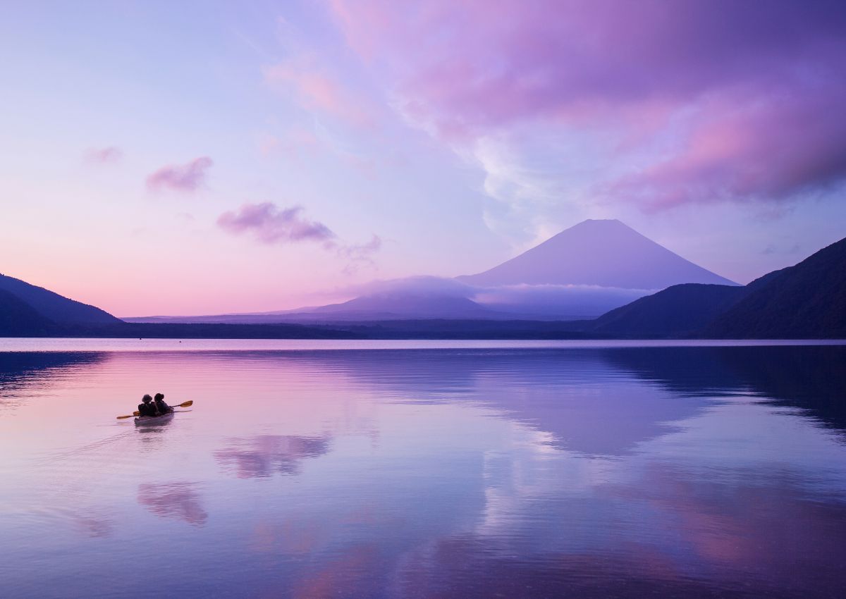 Il Monte Fuji riflesso nelle acque del lago Motosu al mattino
