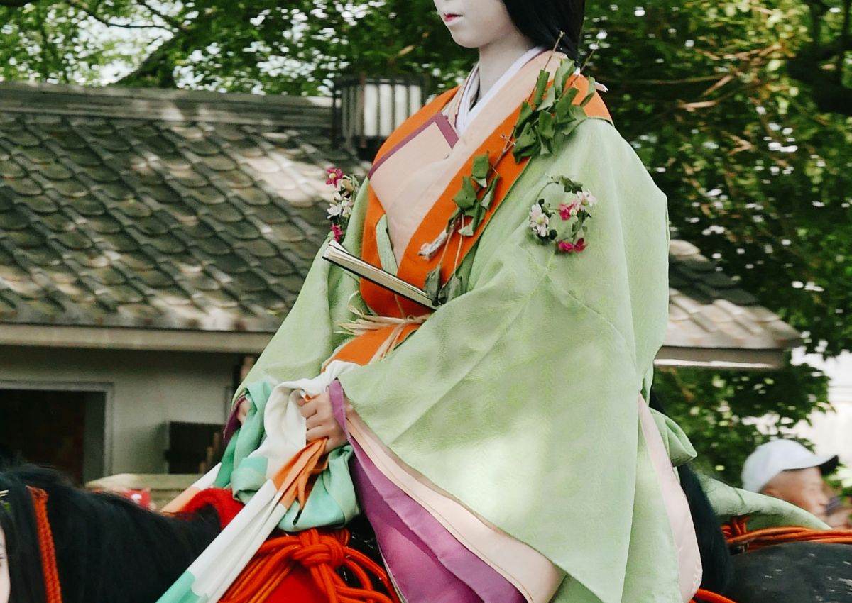 Donna con kimono in stile Heian durante un festival giapponese