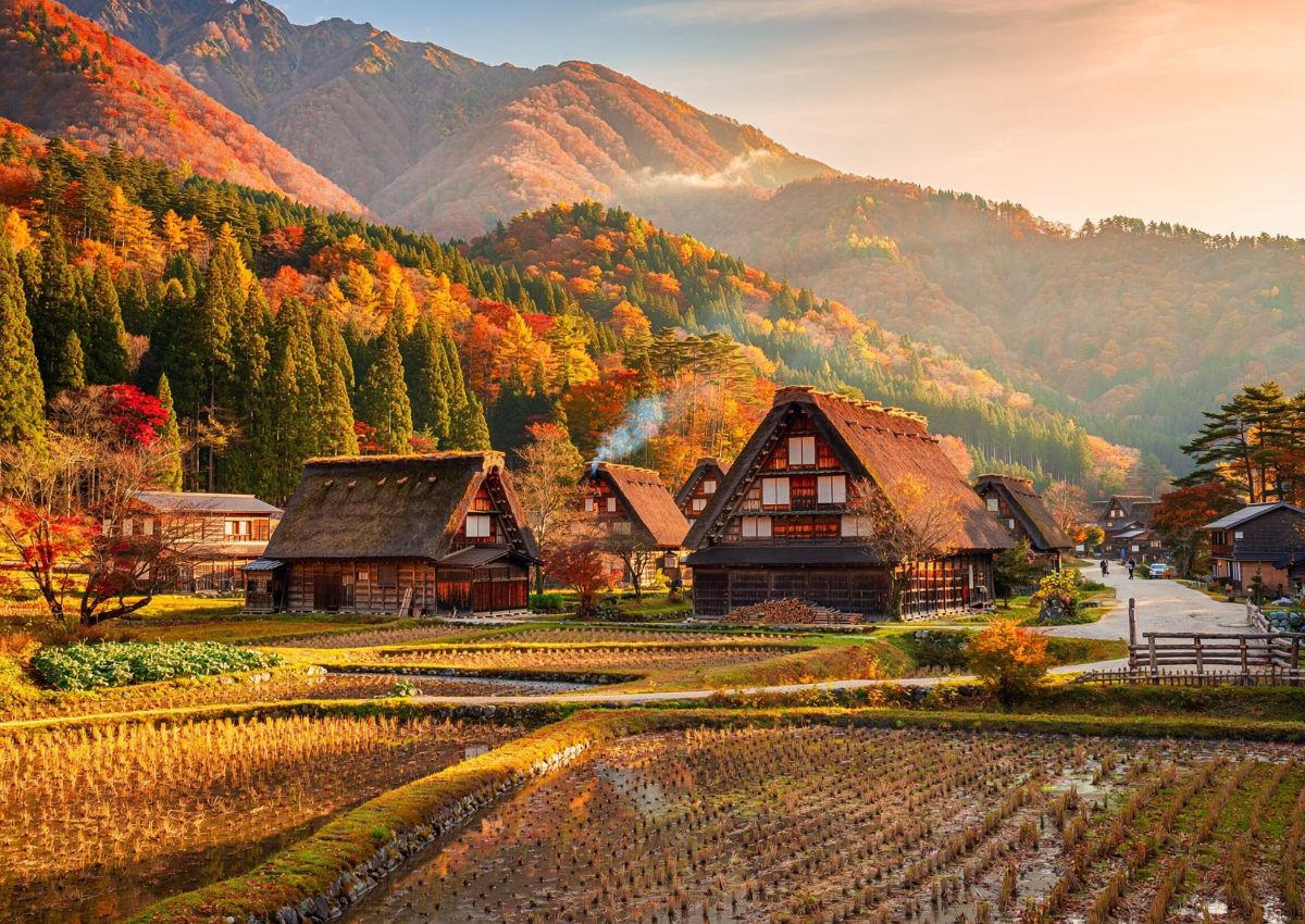 Paesaggio autunnale nel villaggio storico di Shirakawa-go, Gifu, Giappone