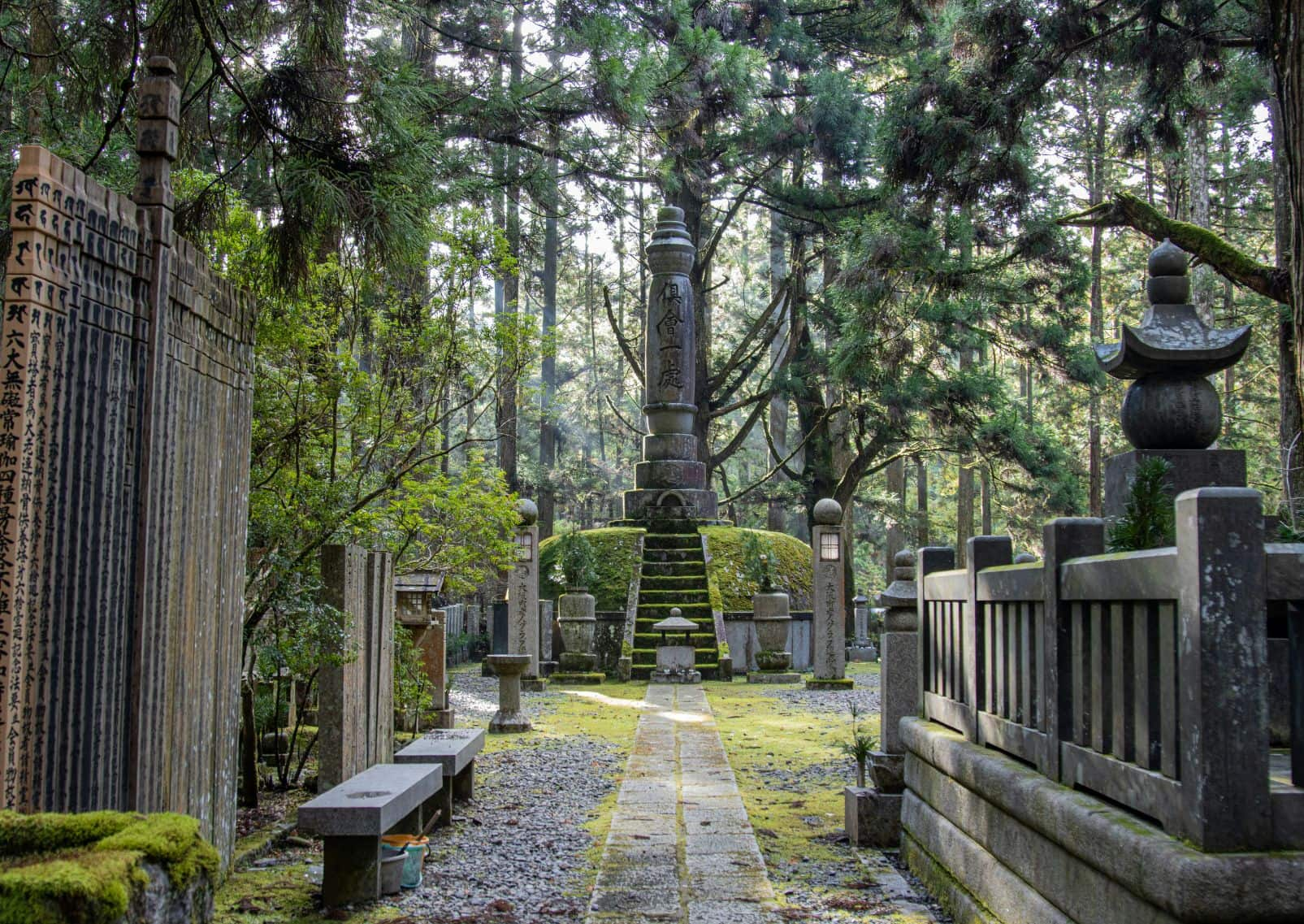 Cimitero sul Monte Koya, Giappone