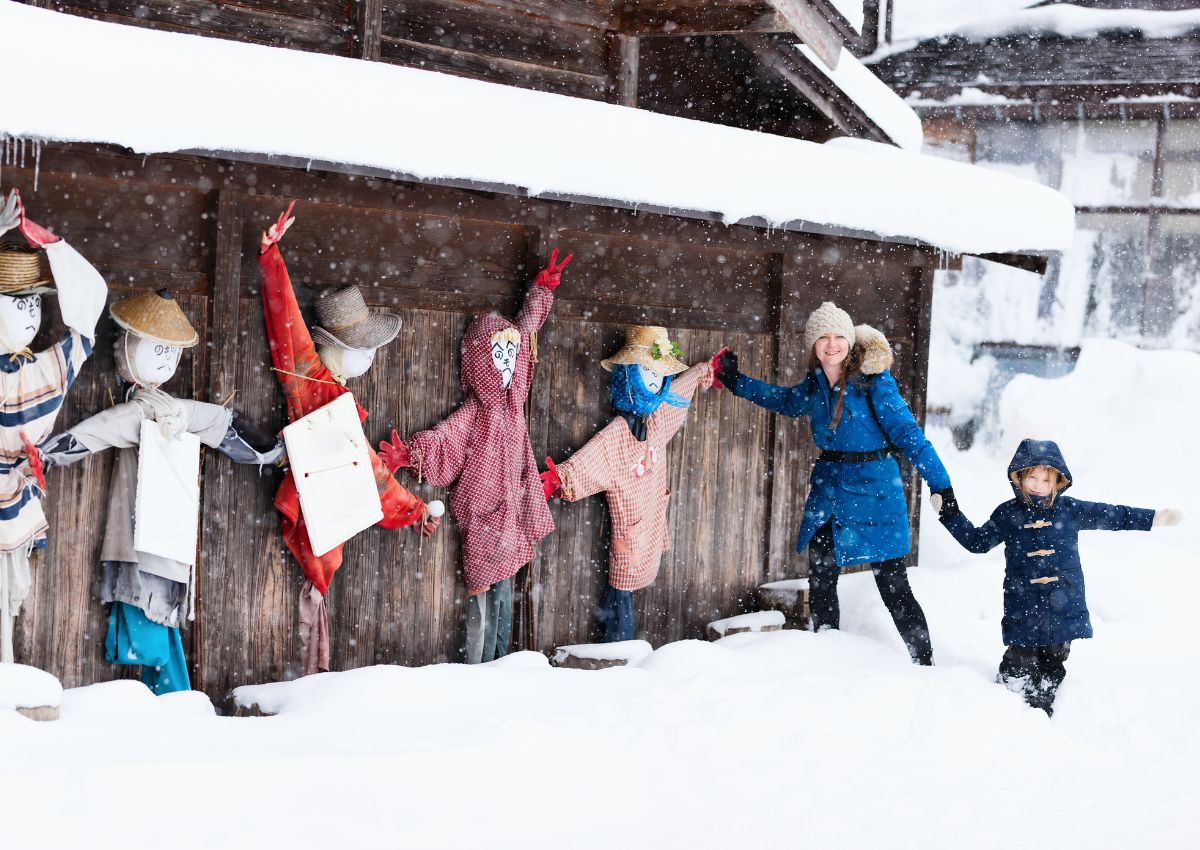 Madre e figlia a Shirakawa-go durante una giornata invernale