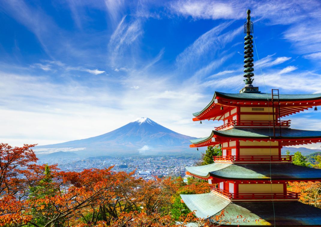 Il monte Fuji con la pagoda rossa in autunno, Fujiyoshida, Giappone