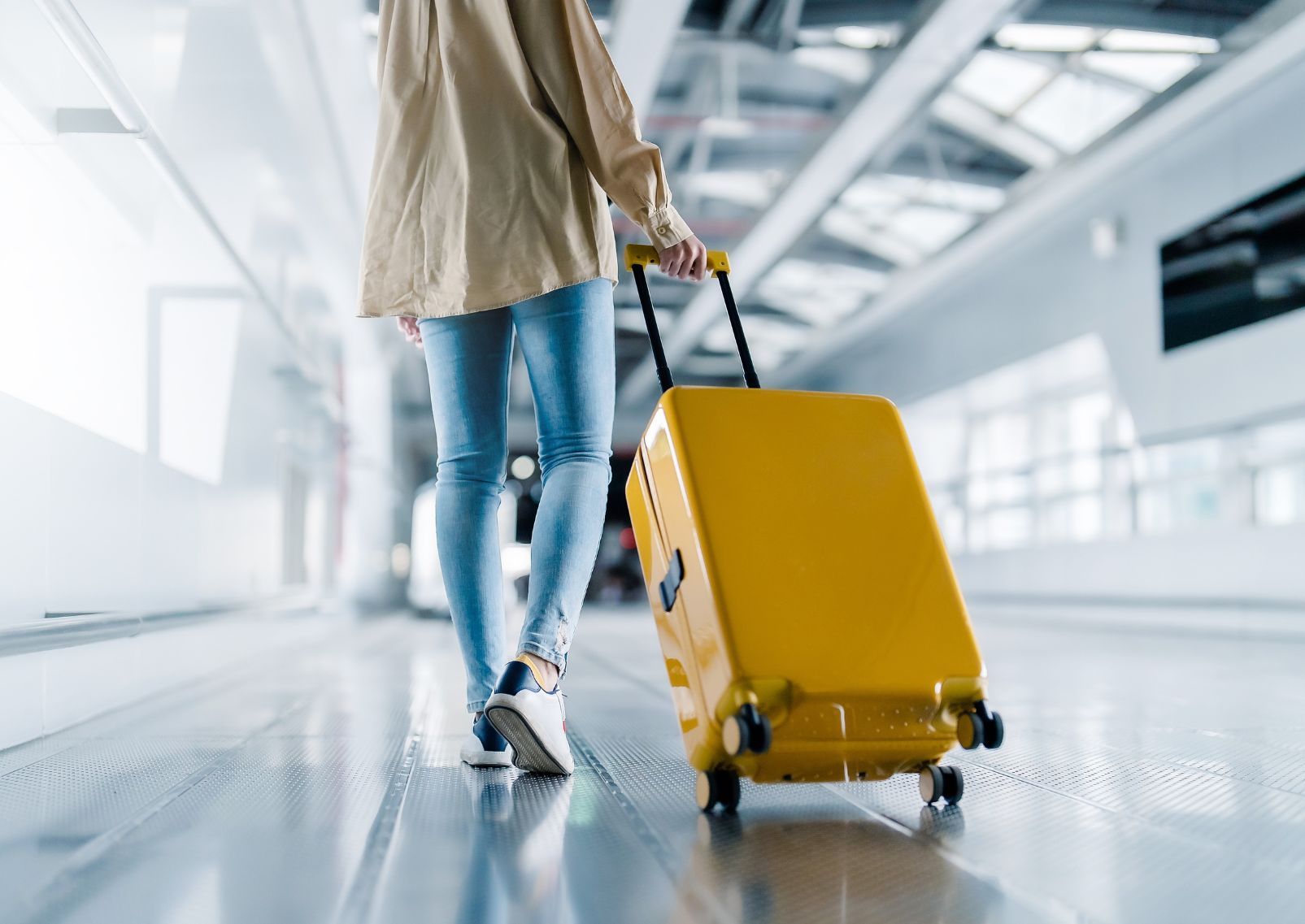 Una donna appena atterrata, in aeroporto