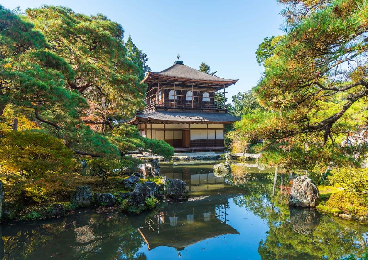 Il tempio Ginkaku-ji immerso nella vegetazione estiva, Kyoto, Giappone