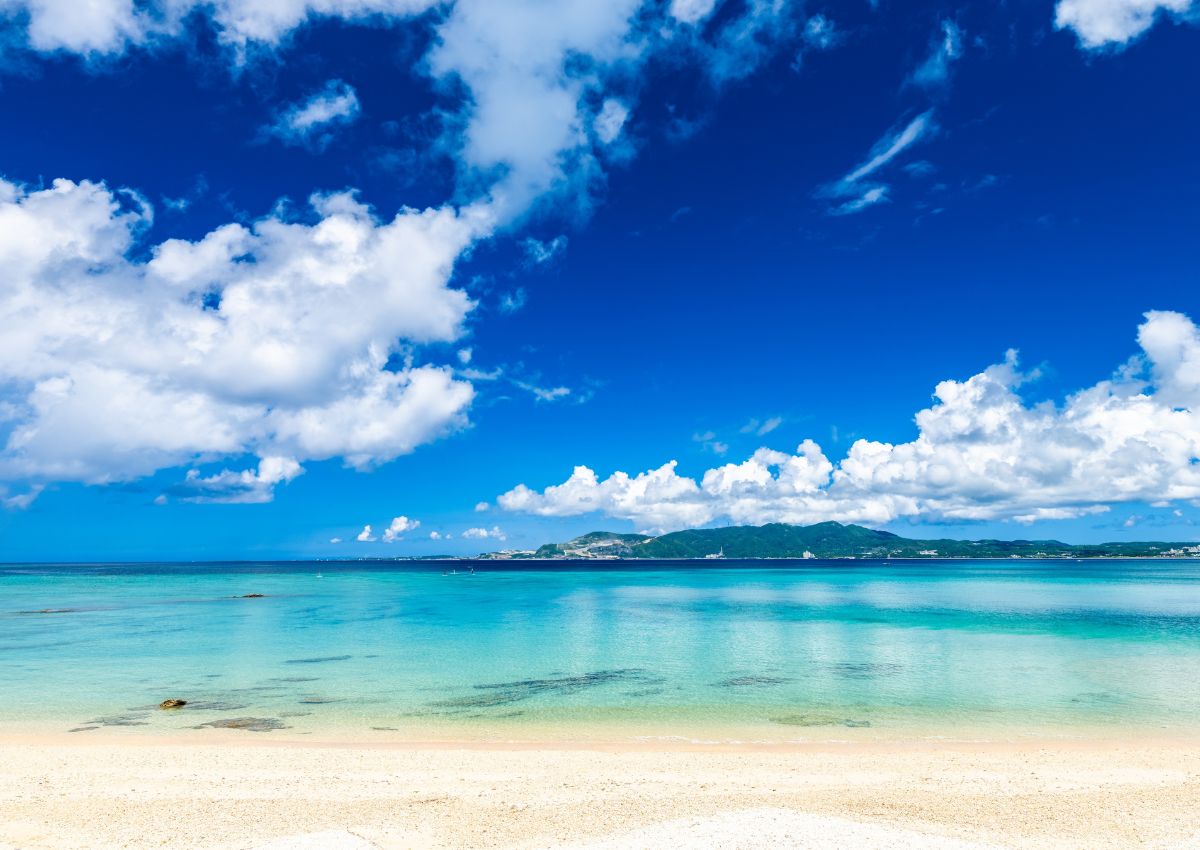 Spiaggia di sabbia bianca in estate a Okinawa, Giappone