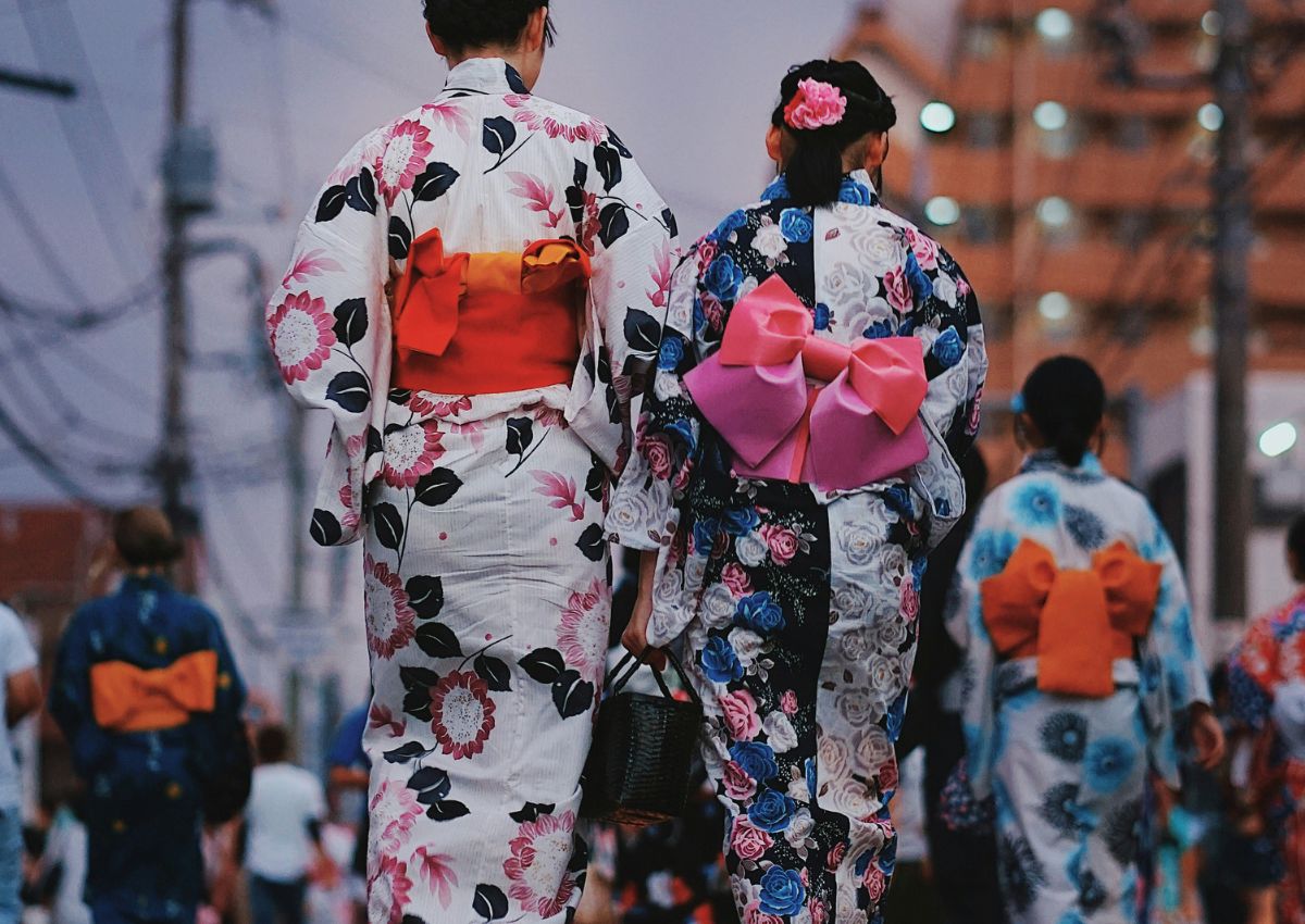 Ragazze in yukata durante un festival estivo giapponese