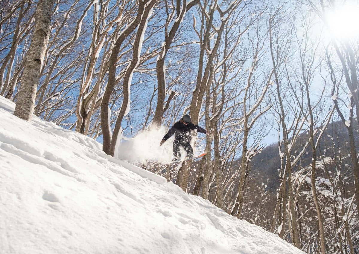Snowboarder nella stazione sciistica di Hakuba, Nagano, Giappone