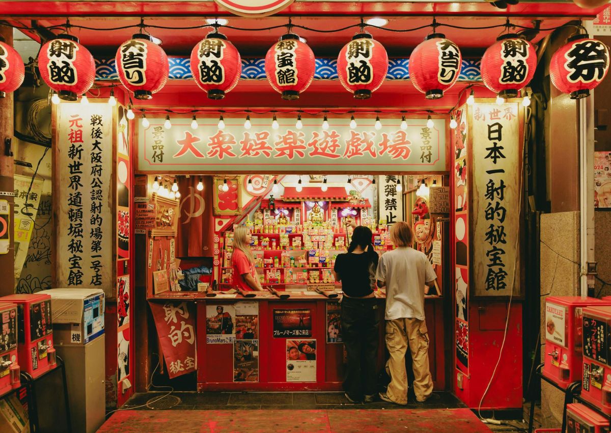 Bancarella di un venditore ambulante di notte, Osaka, Giappone