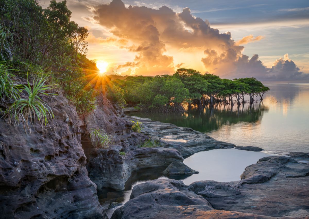 La costa di Iriomote al tramonto, con il mare e il cielo sullo sfondo