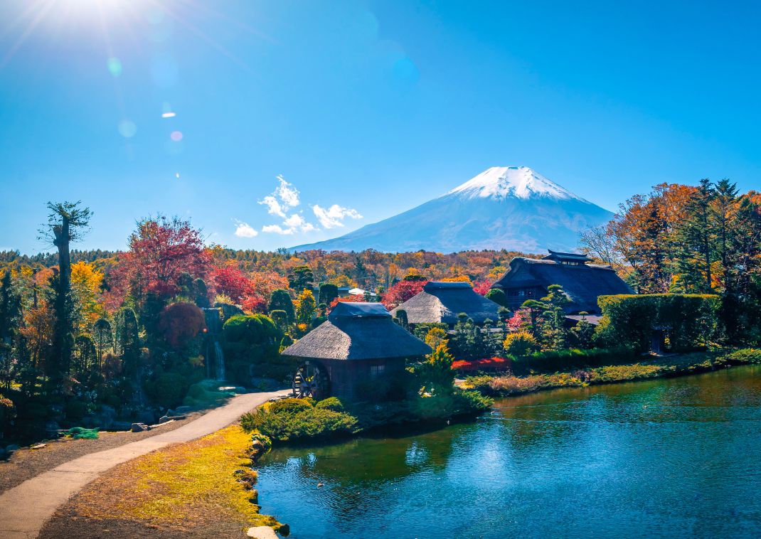 L’antico villaggio Oshino Hakkai con il Monte Fuji durante l’autunno, Giappone