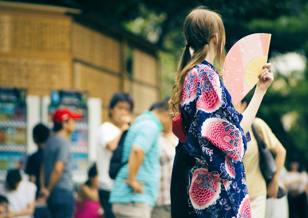 Una donna indossa la yukata in un festival giapponese