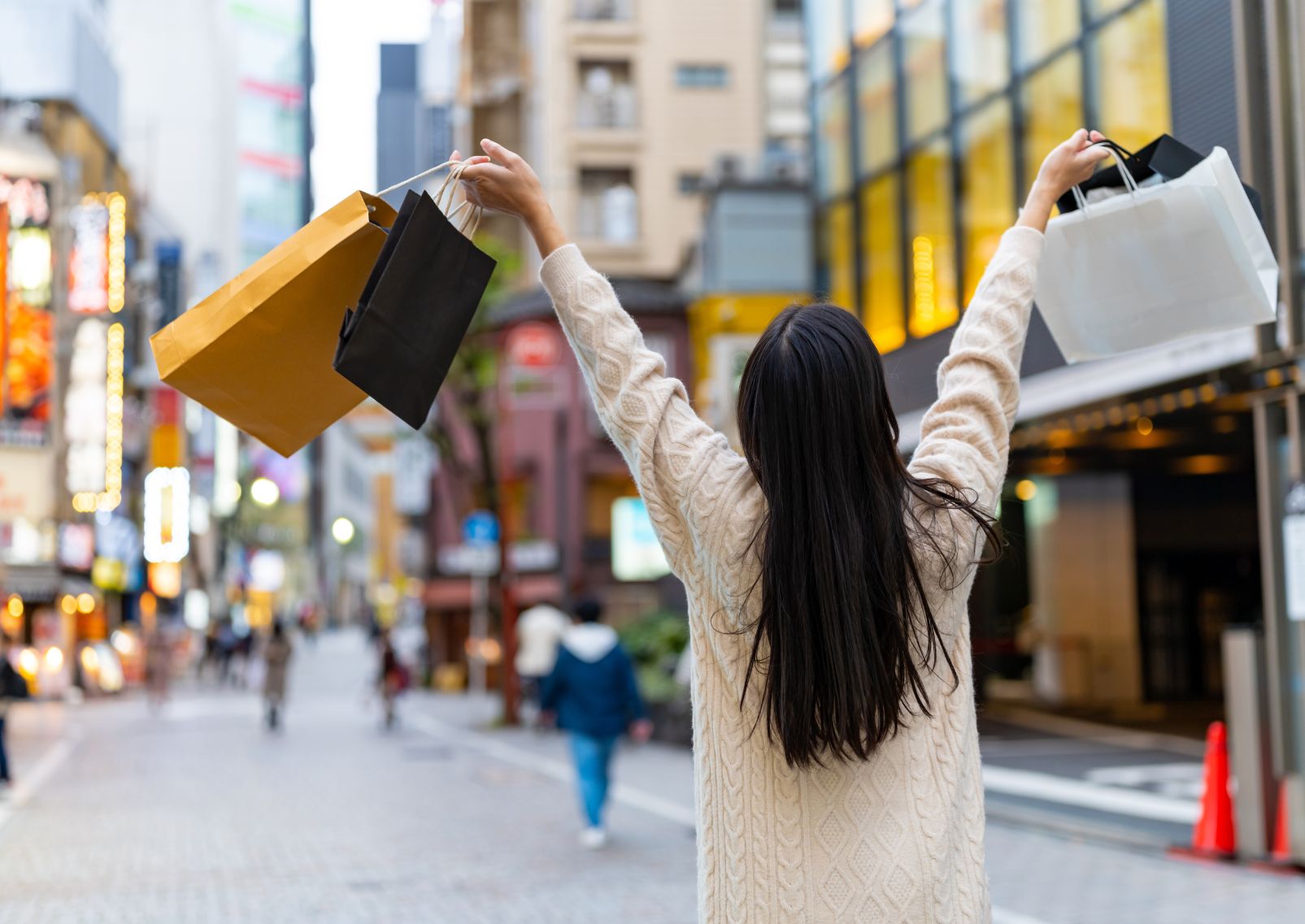 Donna che fa shopping a Tokyo, Giappone