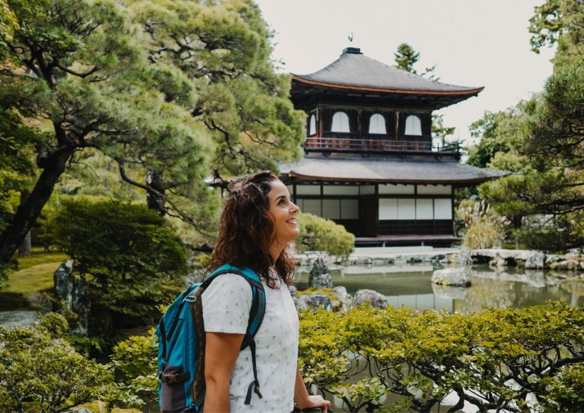 Donna al tempio Ginkakuji, Kyoto