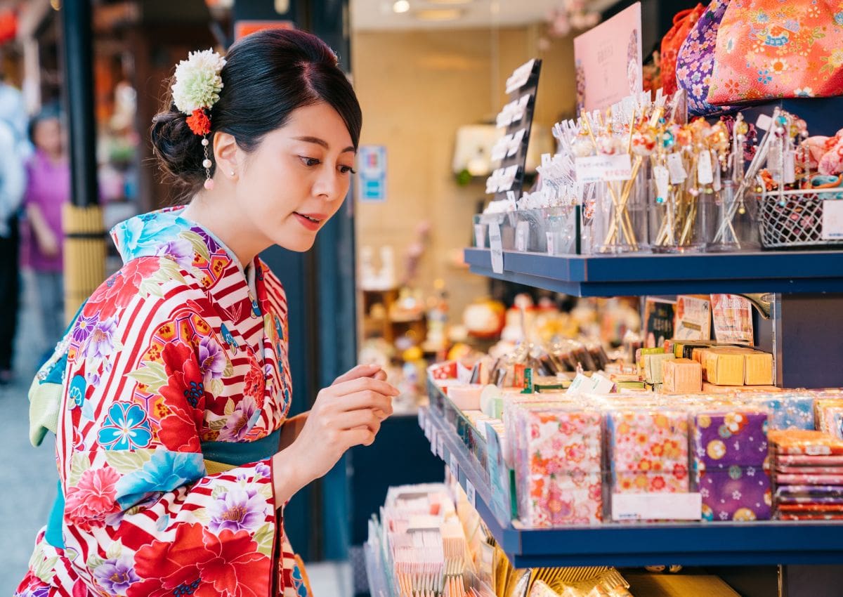 Donna che acquista accessori per kimono