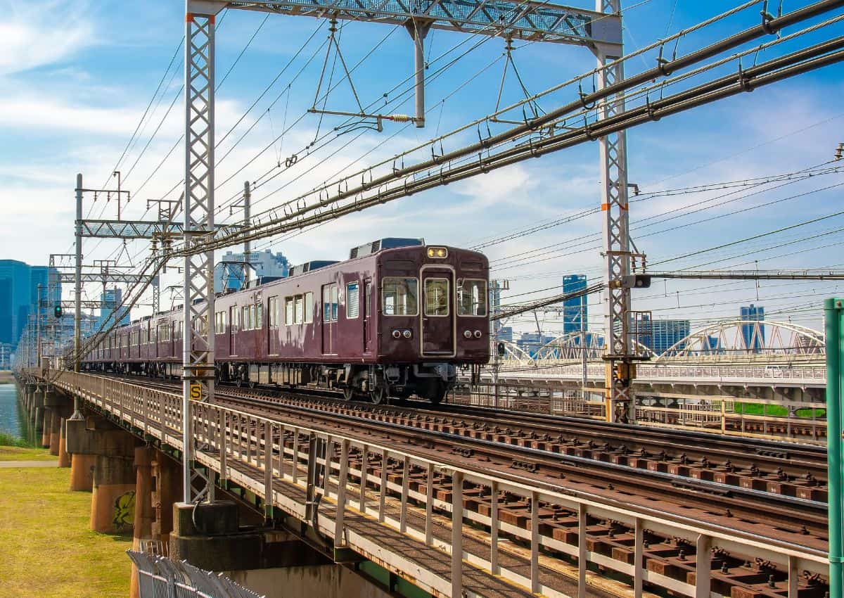 Treno in partenza da Osaka