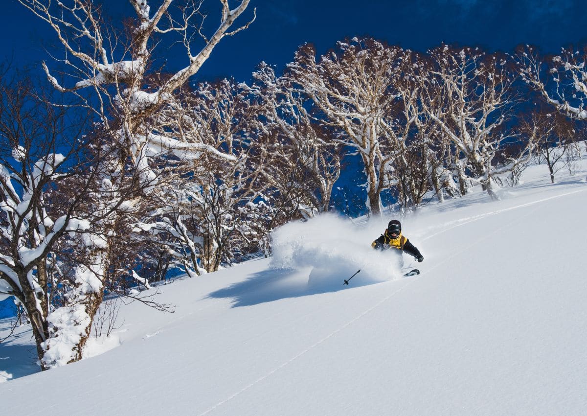 Sciatore nella stazione sciistica di Geto Kogen, Iwate