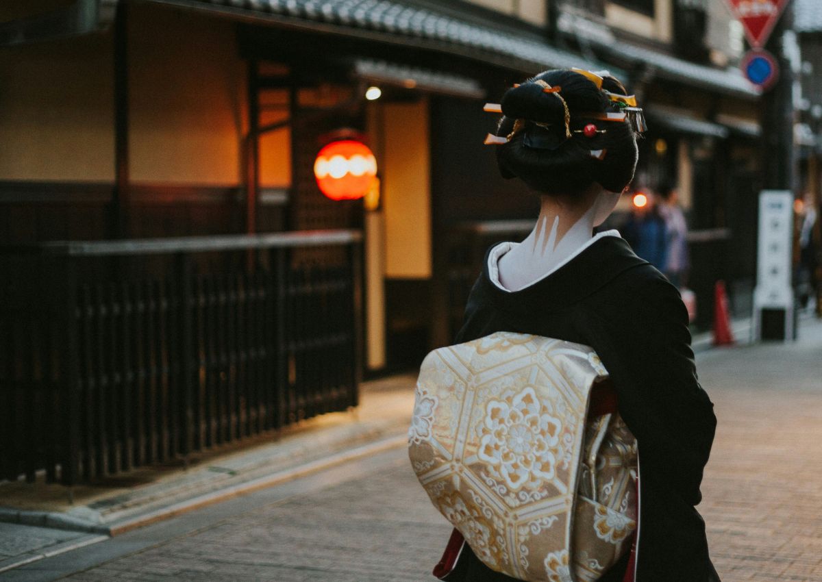 Geisha in kimono che cammina a Kyoto, Giappone