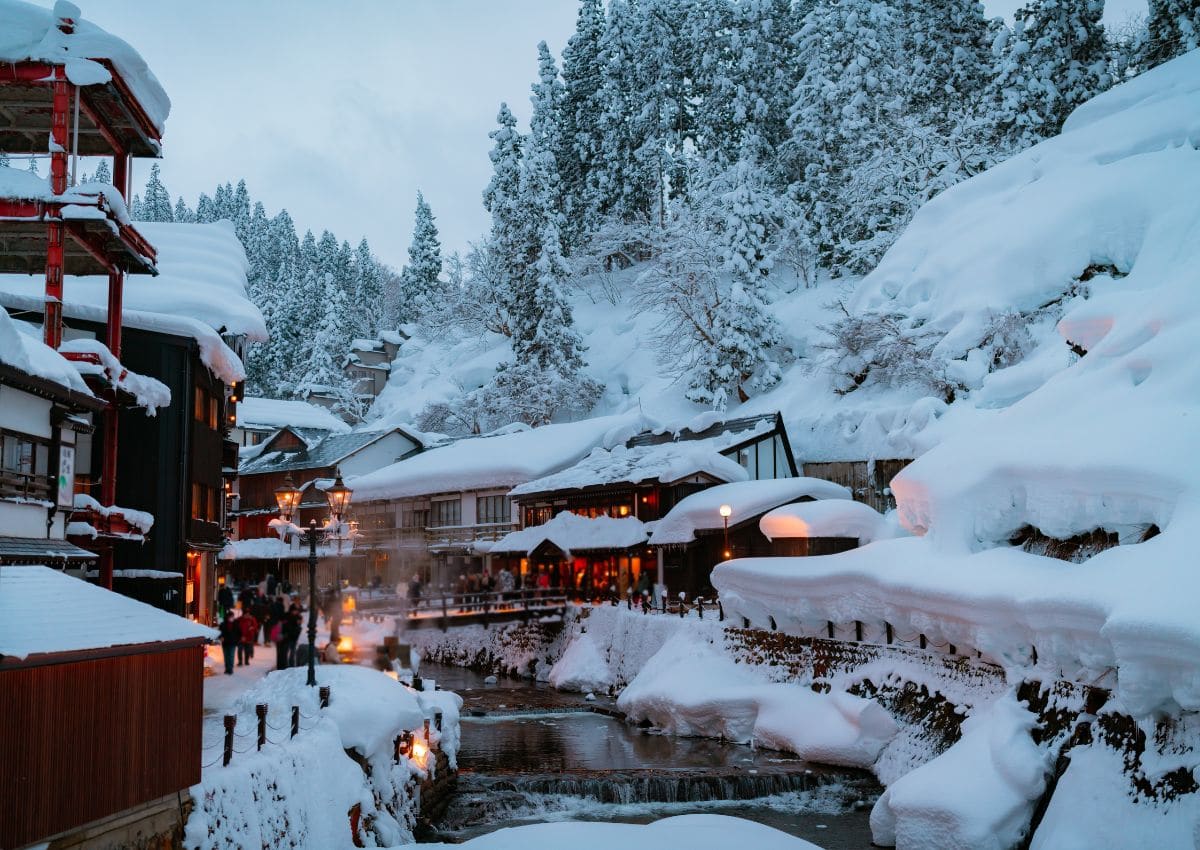 Paesaggio invernale serale alle terme di Ginzan Onsen, prefettura di Yamagata, Giappone