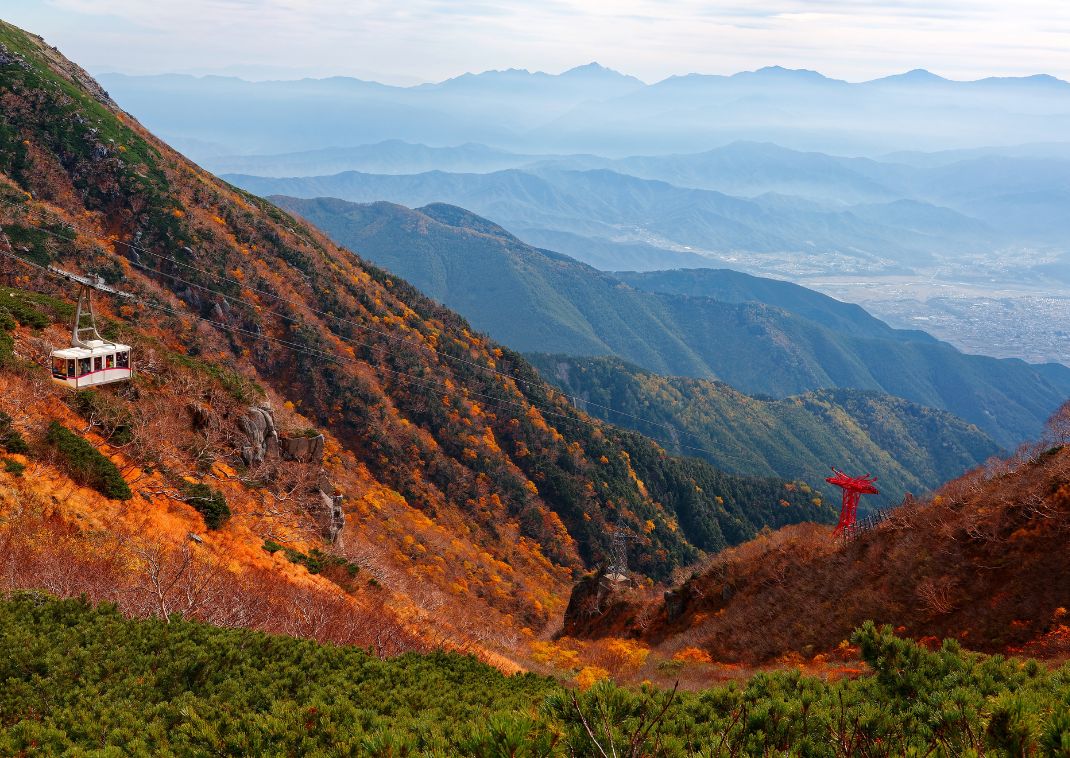 Funivia tra i foliage autunnali dei Monti Kiso, in salita verso il Circo di Senjōjiki, Giappone
