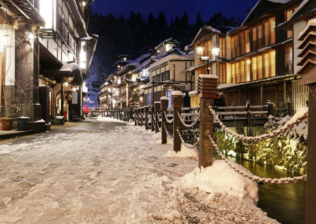 Ginzan Onsen: ryokan giapponese tradizionale nella neve di notte