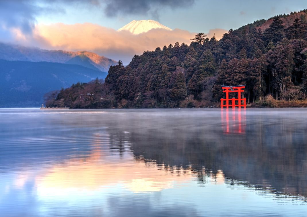 Riflesso del Monte Fuji sul Lago Ashinoko, Hakone, Giappone