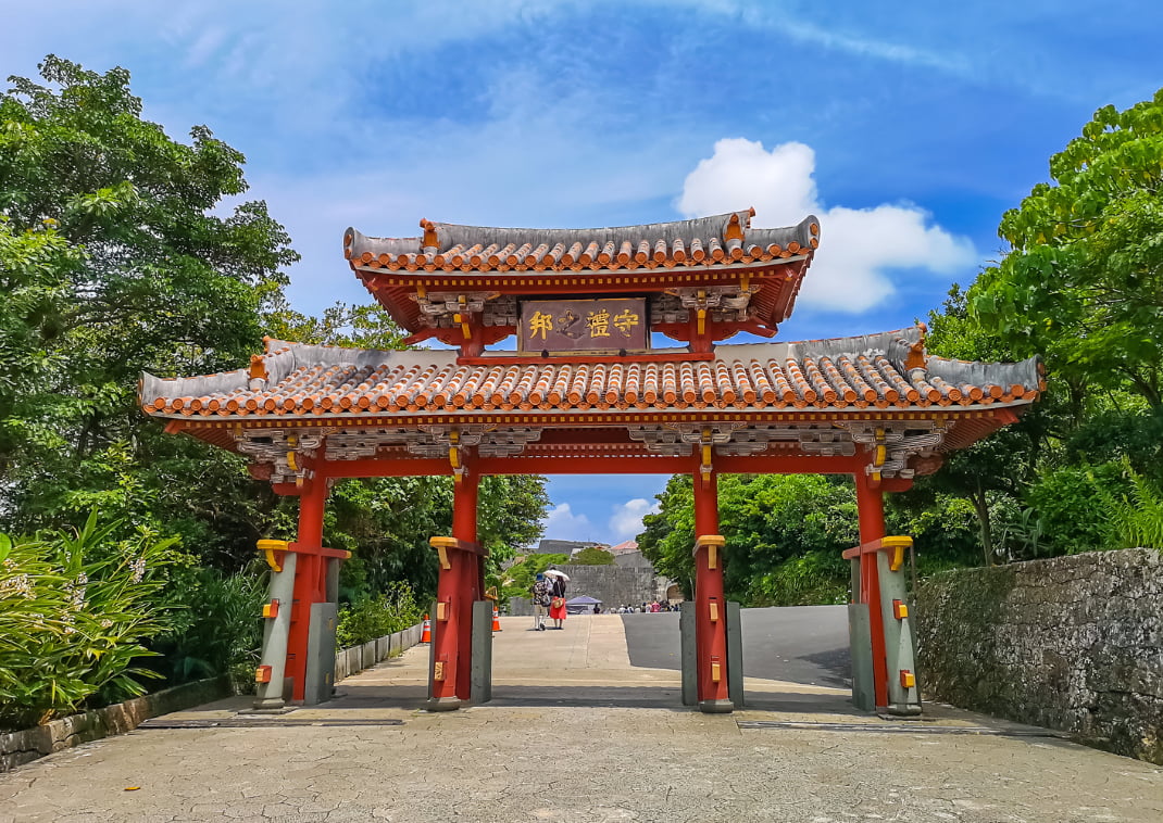 Il cancello rosso Shureimon al castello Shuri di Okinawa, Giappone