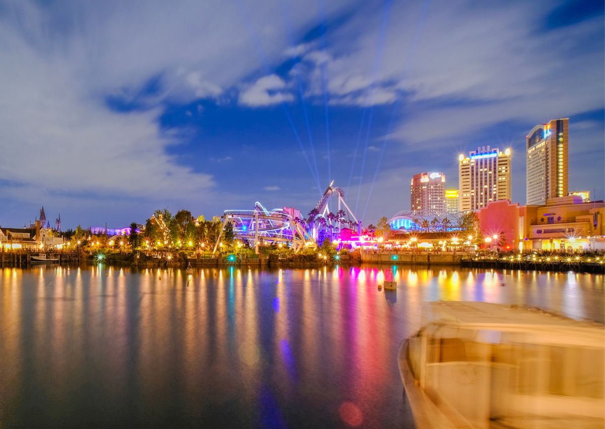 Vista notturna di Universal Studios Japan a Osaka