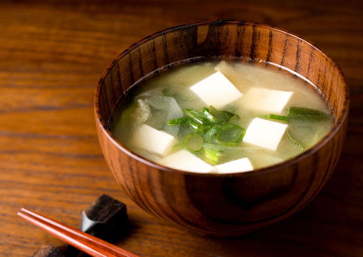 Ciotola di zuppa di miso servita per la colazione giapponese