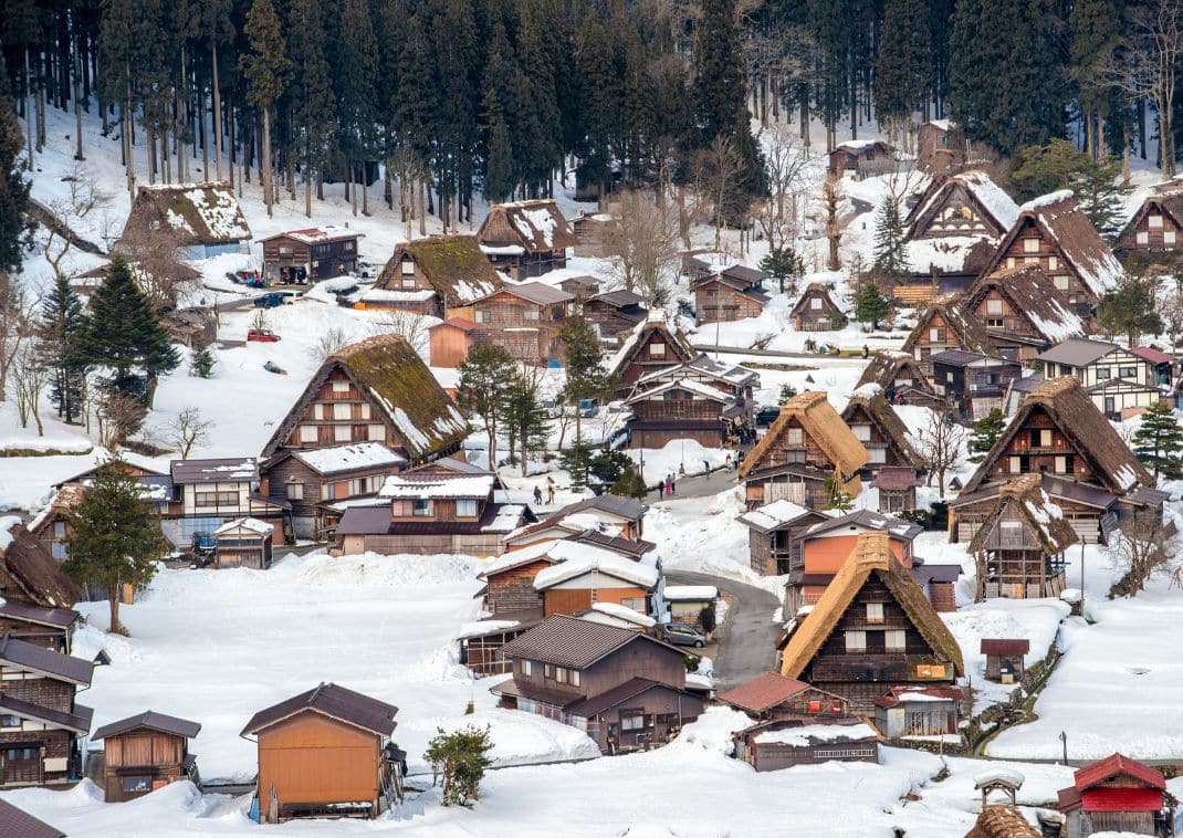 I villaggi storici innevati di Shirakawa-go e Gokayama, Giappone, in inverno
