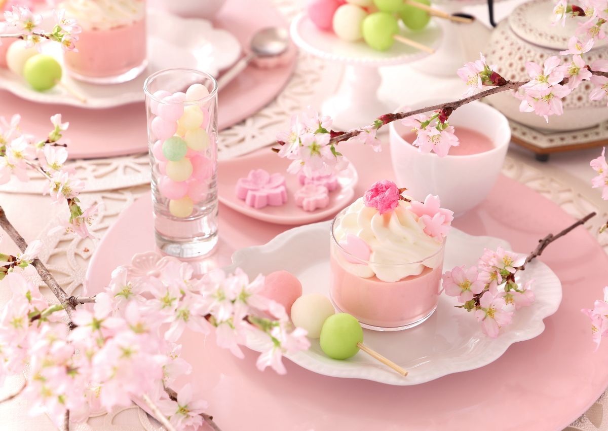 Dolci primaverili giapponesi dalle tonalità rosa, ispirati alla fioritura dei ciliegi.
