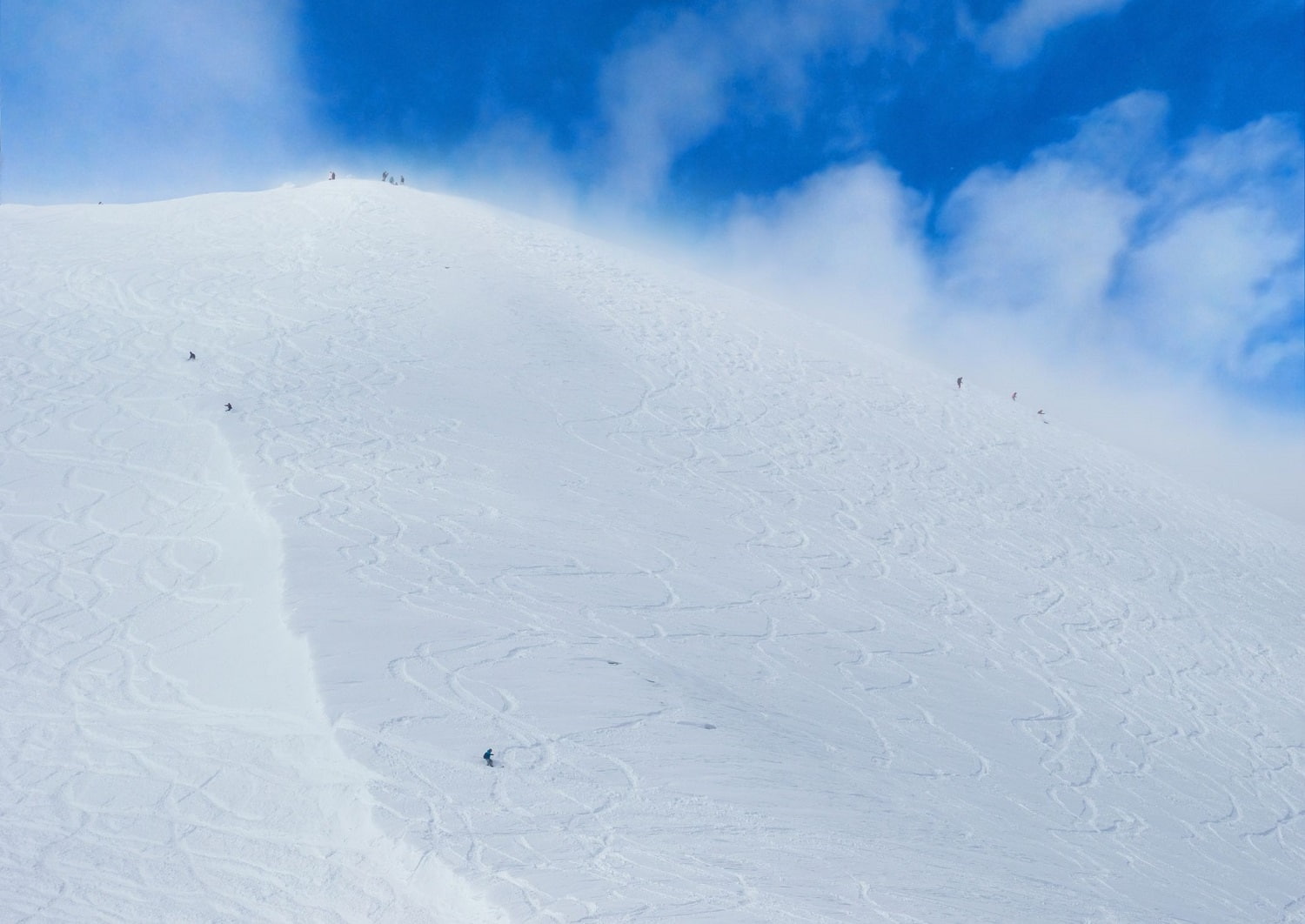 Sci sulla neve polverosa a Niseko, Hokkaido, Giappone