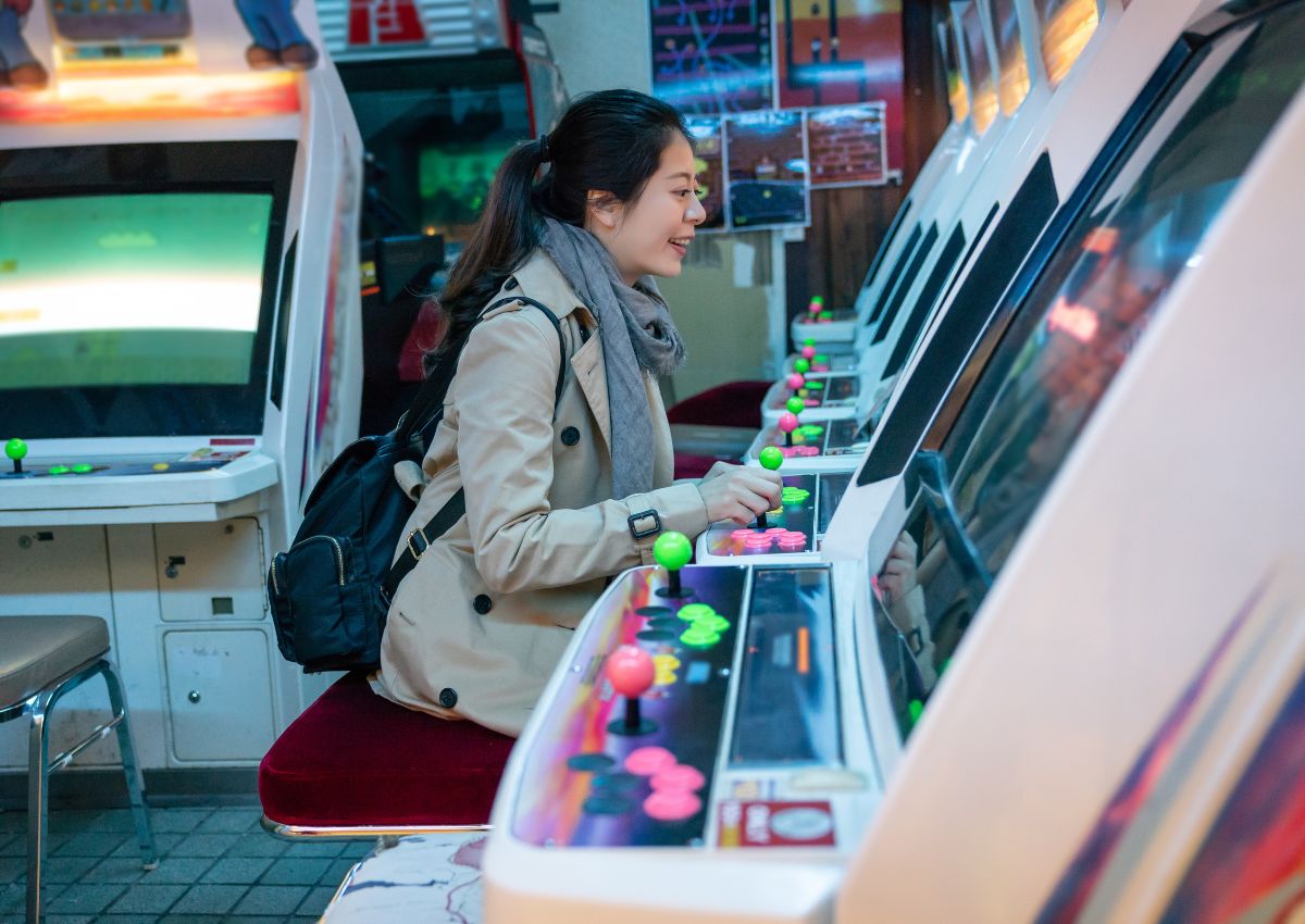 Ragazza che gioca con una macchina da gioco, Giappone