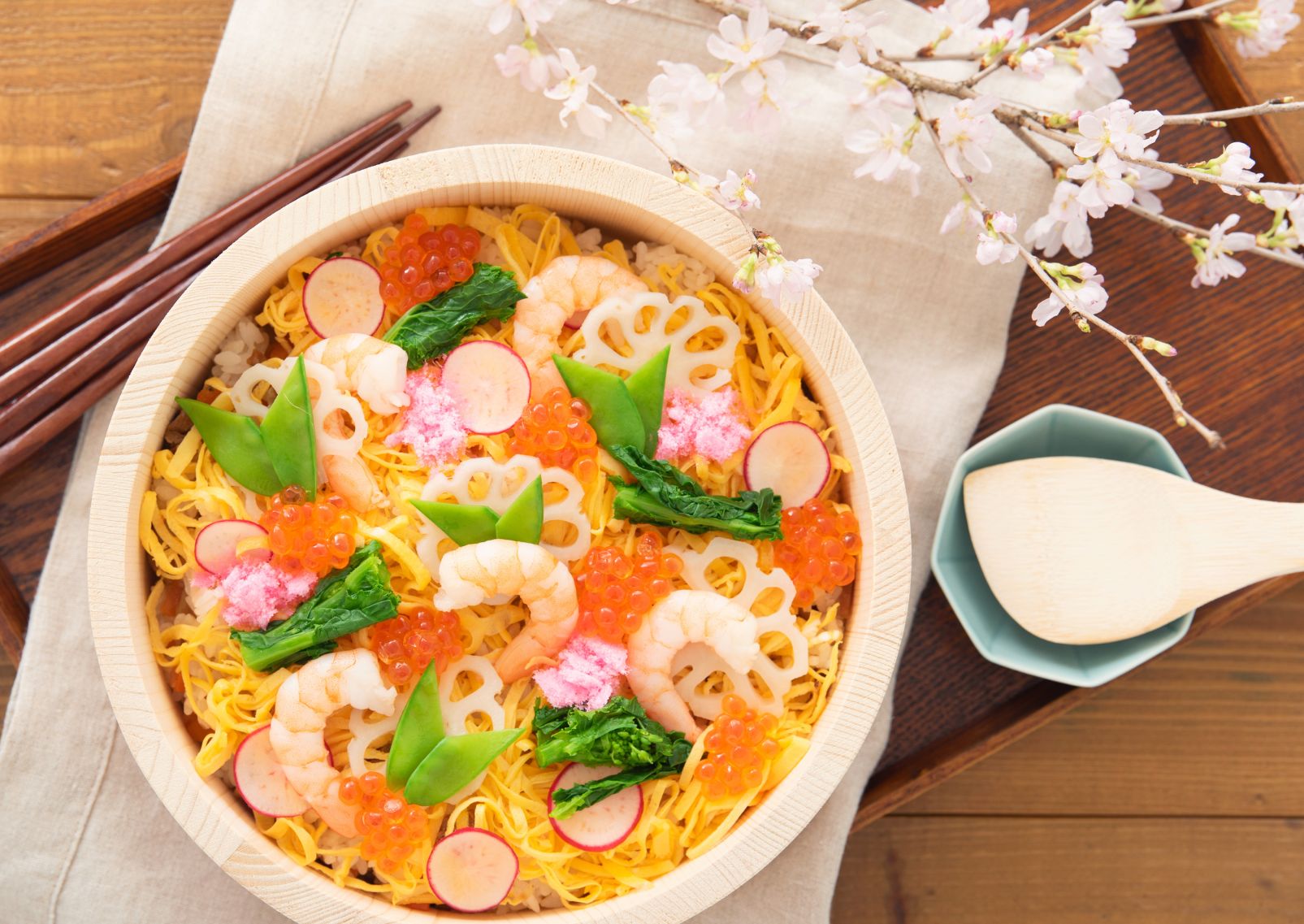 un colorato Chirashi sushi, piatto tradizionale giapponese