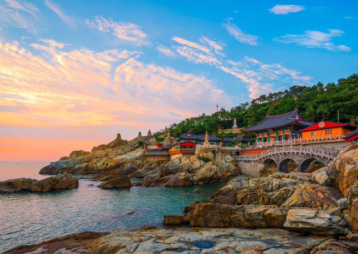 Vista della città di Busan dal tempio Haedong Yonggungsa all’alba, Corea del Sud